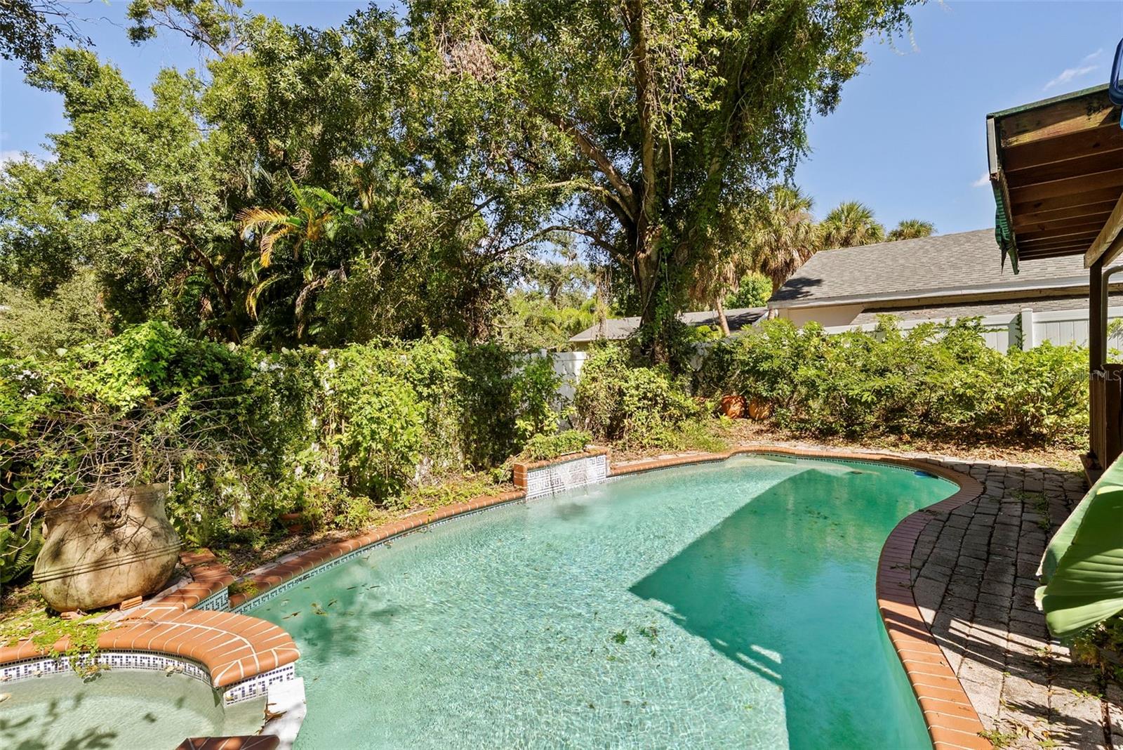 HENDRY MANOR - Residential