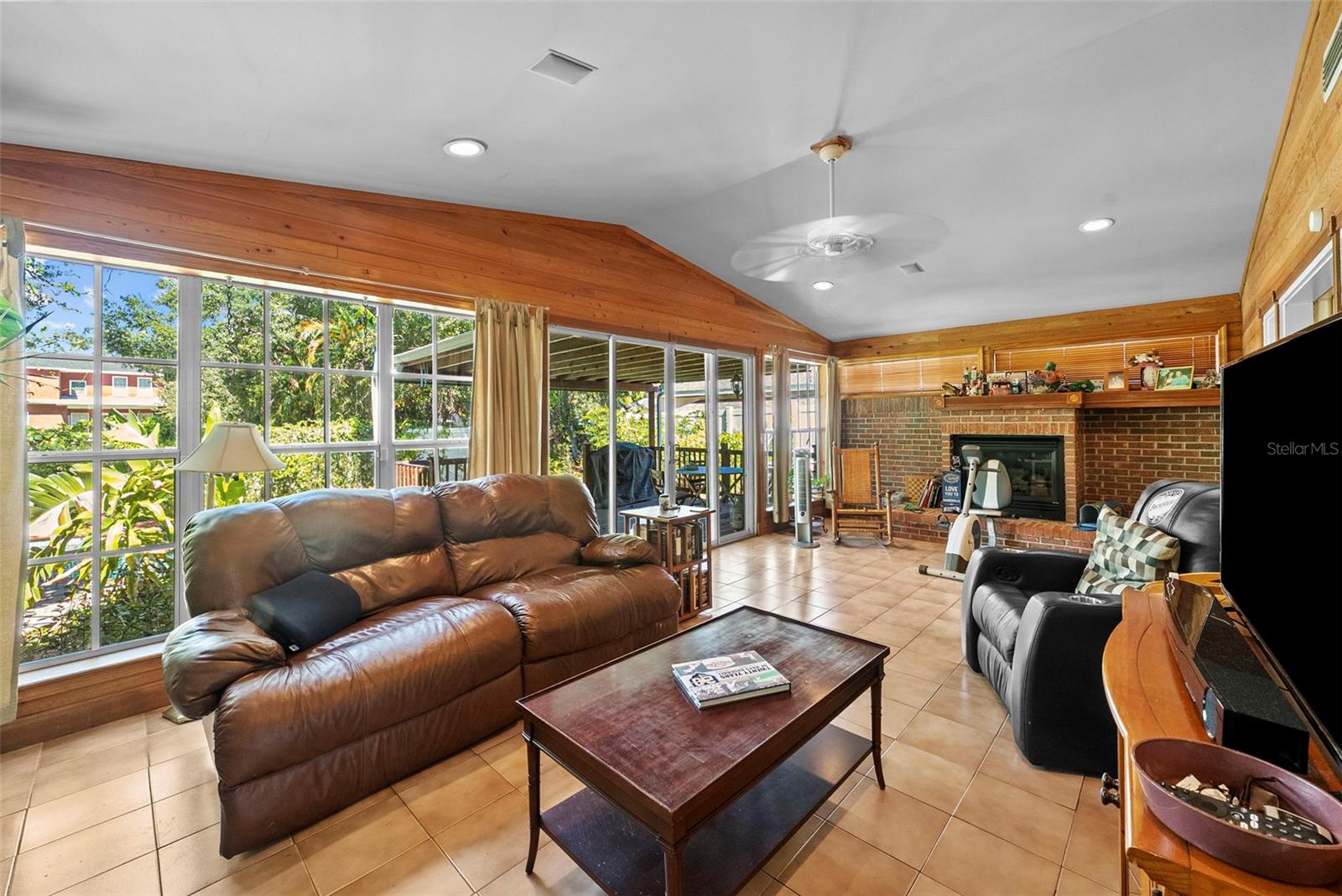 HENDRY MANOR - Residential