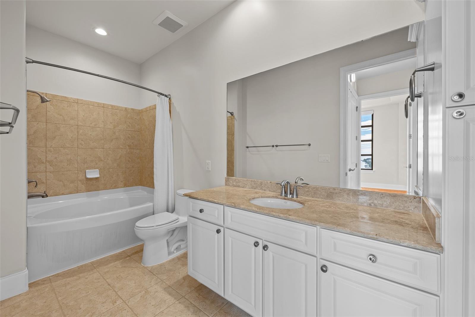 THE PARKSIDE OF ONE BAYSHORE - Residential