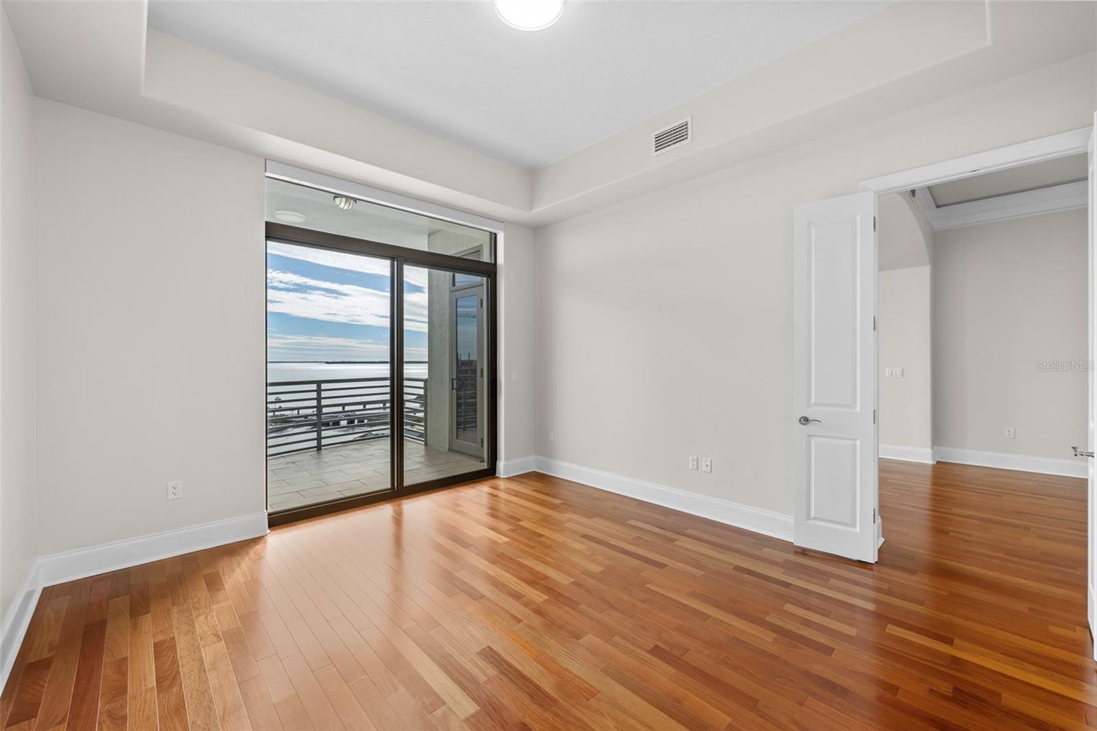 THE PARKSIDE OF ONE BAYSHORE - Residential