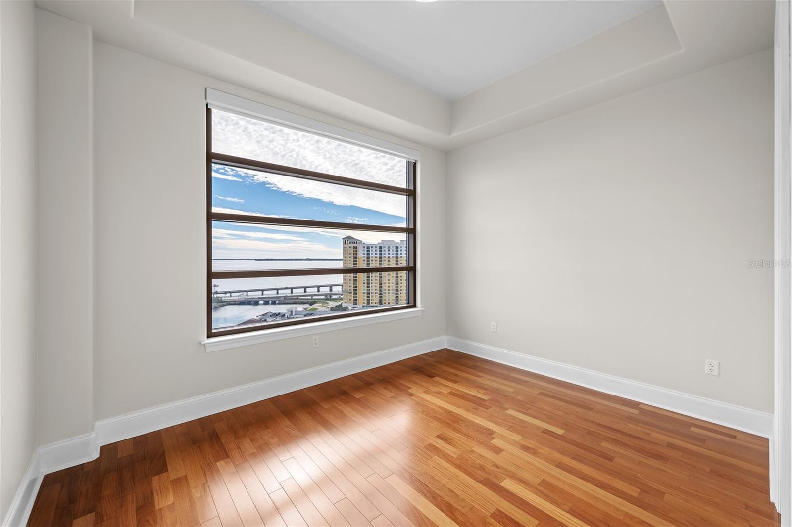 THE PARKSIDE OF ONE BAYSHORE - Residential