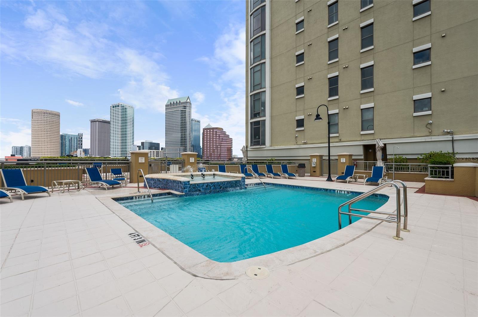 THE PARKSIDE OF ONE BAYSHORE - Residential