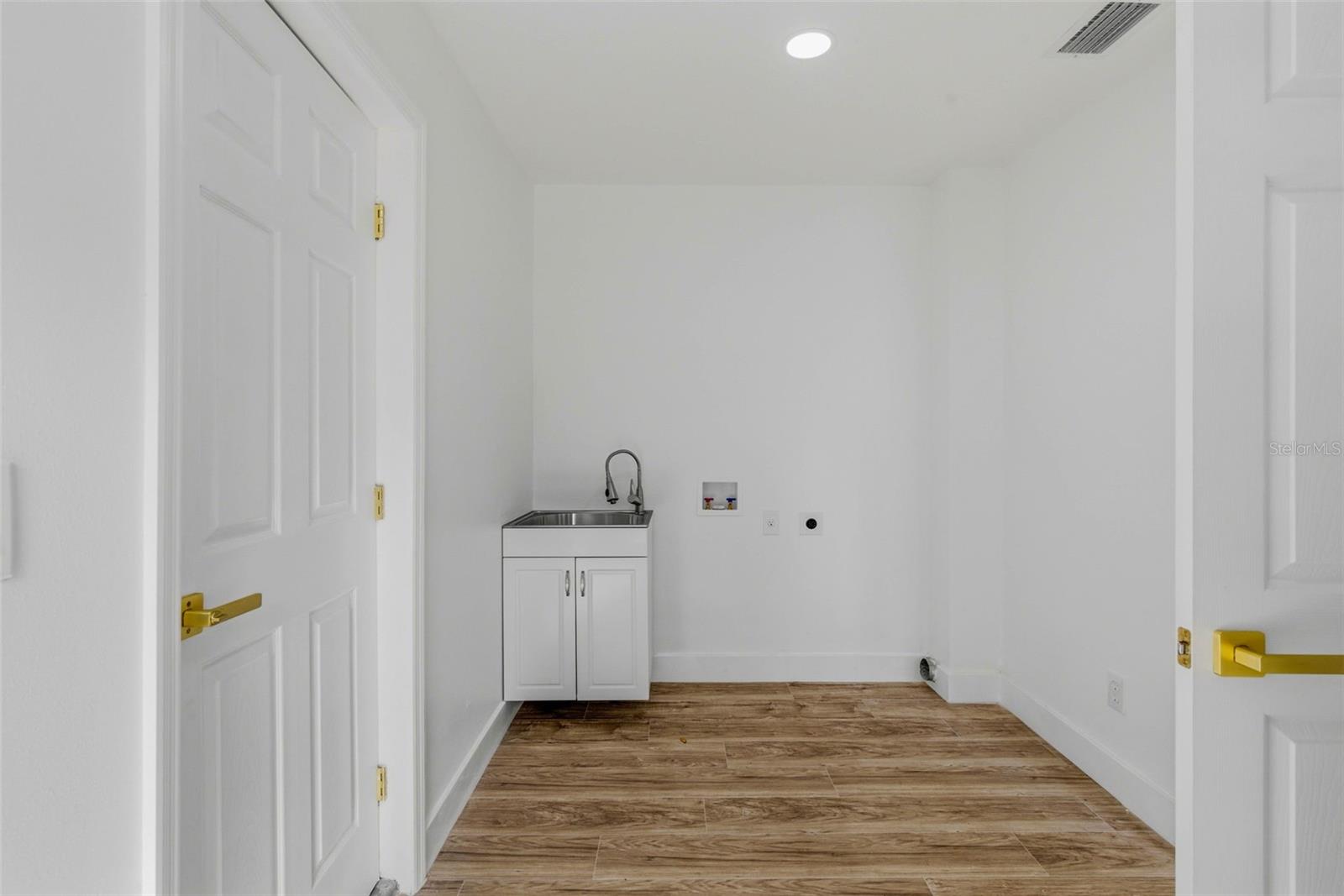 BAYOU HEIGHTS HANLONS - Residential