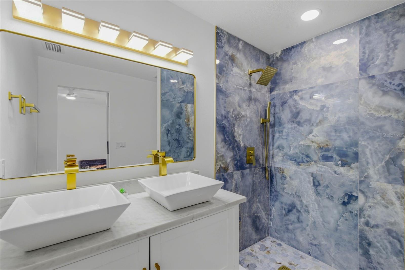 BAYOU HEIGHTS HANLONS - Residential