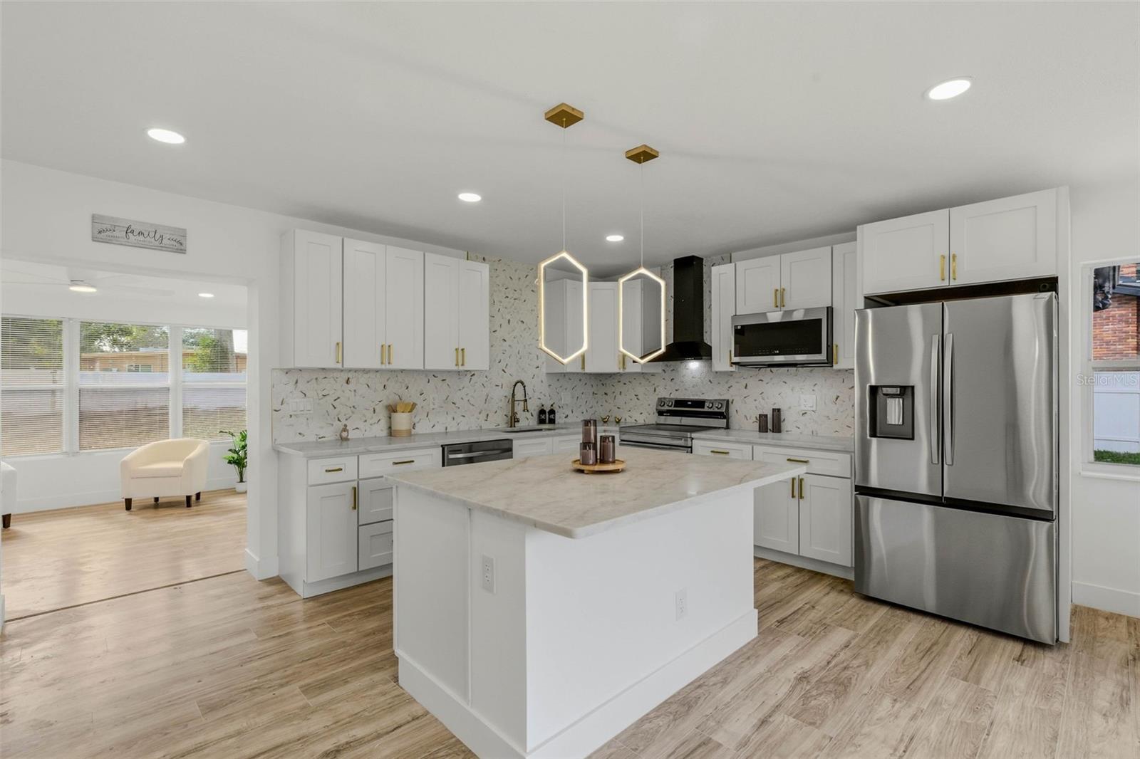 BAYOU HEIGHTS HANLONS - Residential