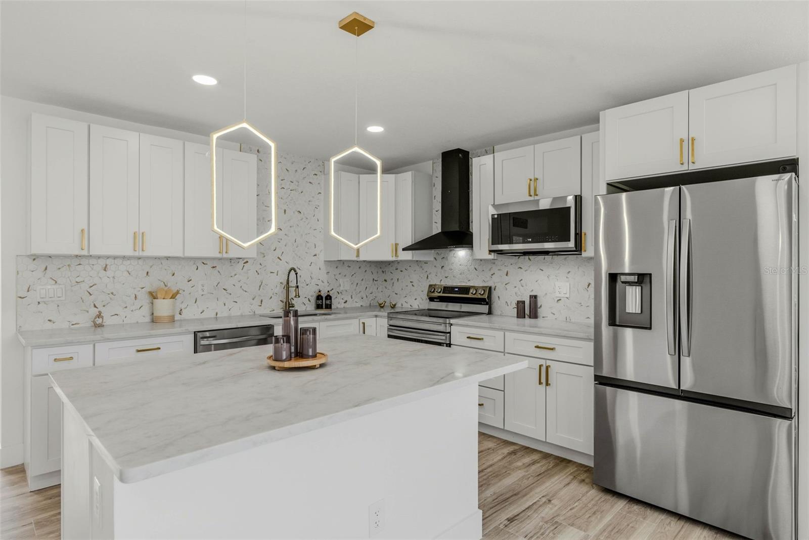 BAYOU HEIGHTS HANLONS - Residential