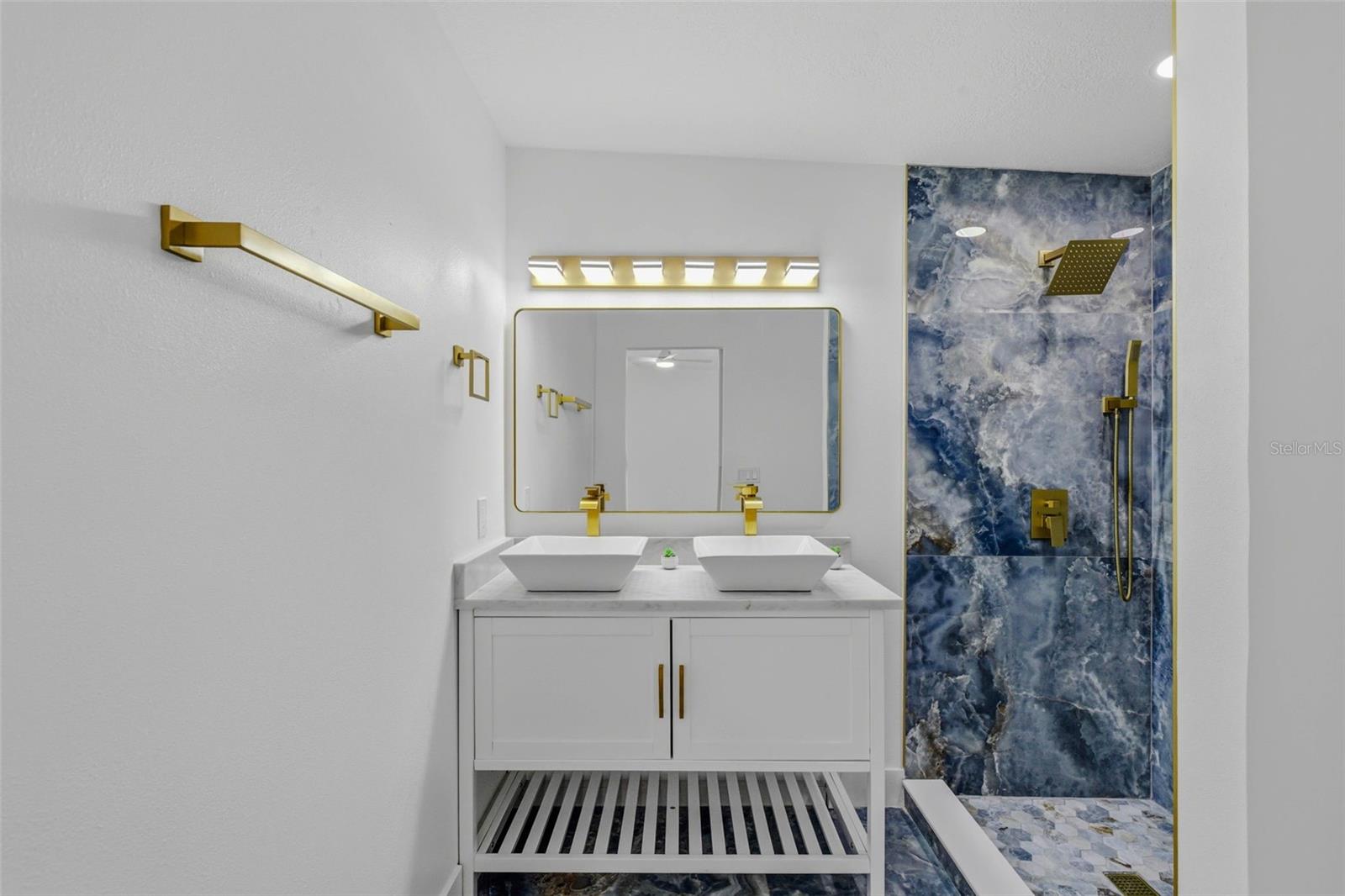 BAYOU HEIGHTS HANLONS - Residential