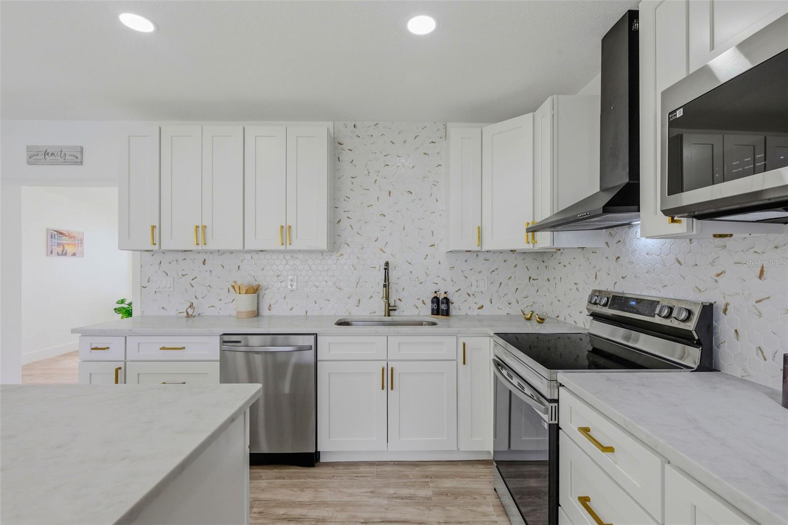 BAYOU HEIGHTS HANLONS - Residential