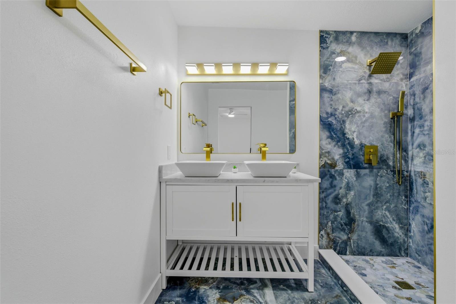 BAYOU HEIGHTS HANLONS - Residential