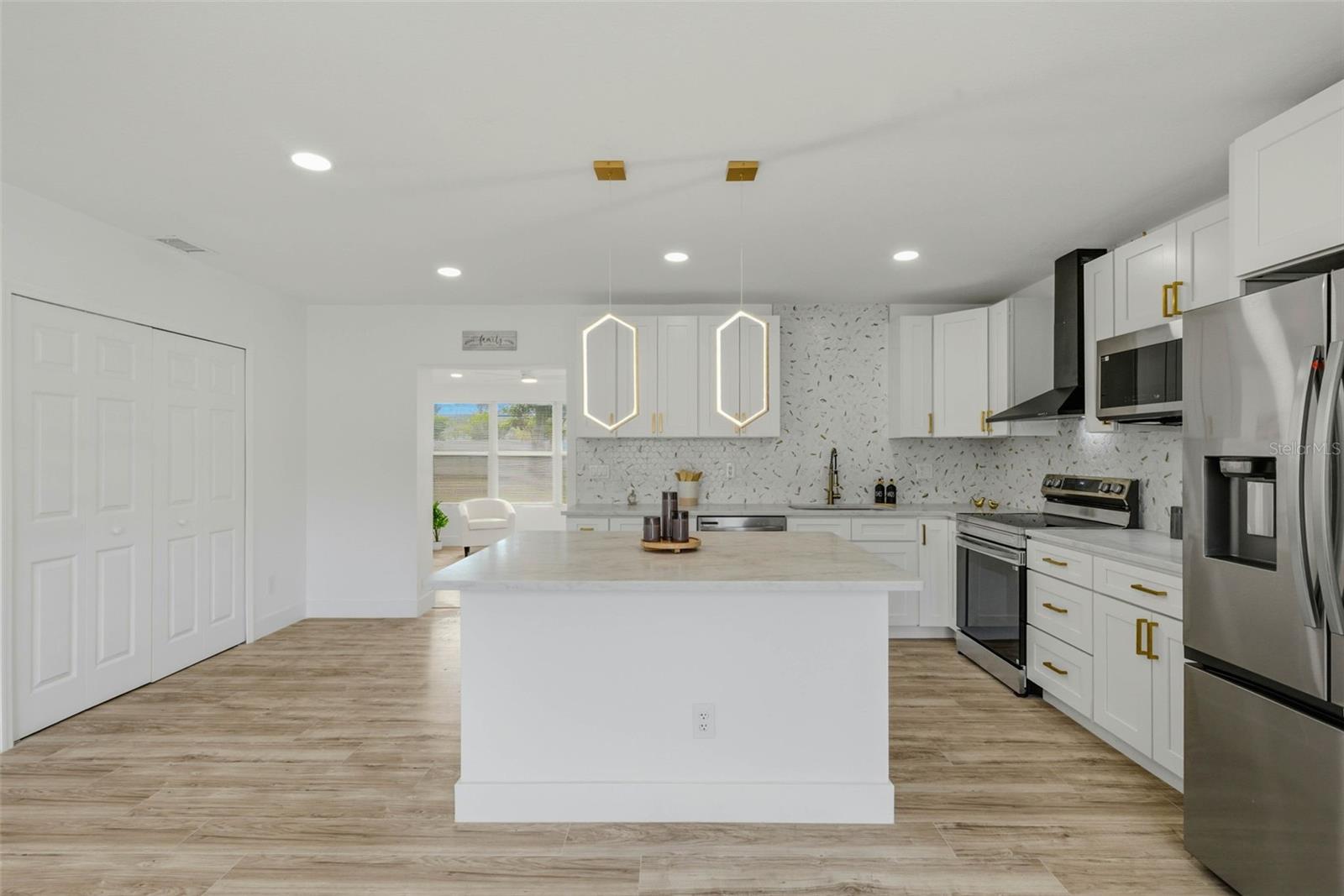 BAYOU HEIGHTS HANLONS - Residential