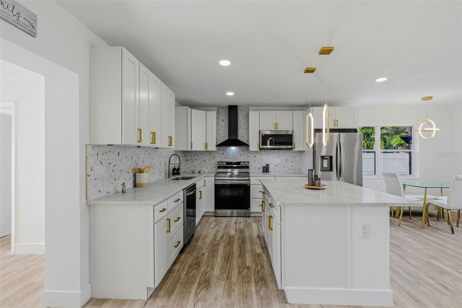 BAYOU HEIGHTS HANLONS - Residential