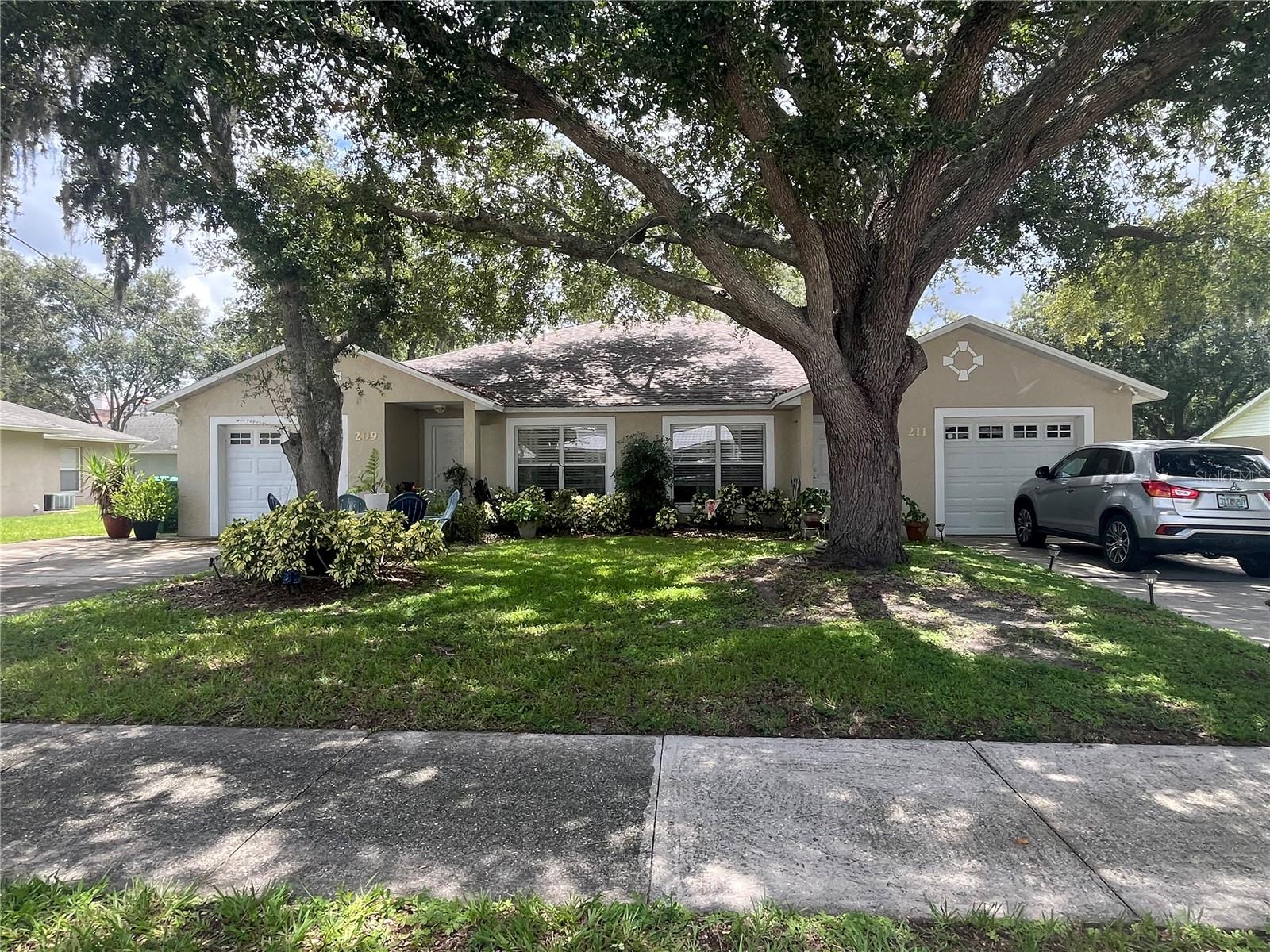 Duplex home in Downtown Winter Garden! 3 bedroom and 2 bathrooms on each side with a total of 6 bedrooms and 4 bathrooms. One block from Plant street in Winter Garden!