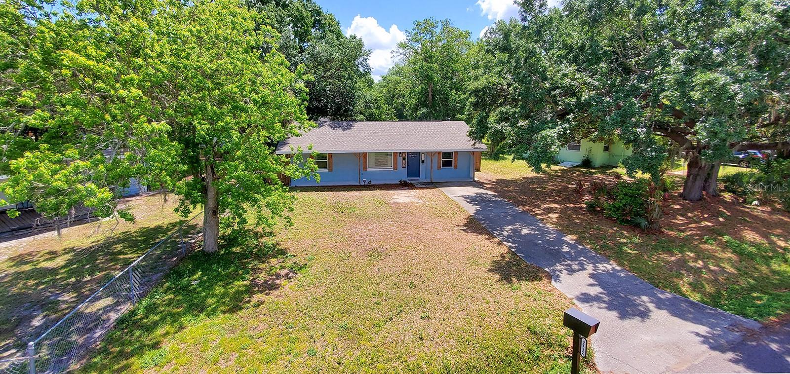 Welcome to this charming 3-bedroom, 1-bath home located on beautiful Lake Blvd in the heart of Winter Haven. This well-maintained residence offers a perfect blend of comfort, convenience, and natural beauty—ideal for families, couples, or anyone looking to enjoy peaceful Florida living.
3 Spacious Bedrooms
1 Full Bathroom
Bright Kitchen with Plenty of Storage
Open Living Area with Natural Light
Large Yard – Great for Outdoor Living
Private Driveway Parking
Enjoy your morning coffee or evening sunsets just steps away from scenic lake views. The home sits on a quiet street yet remains close to downtown Winter Haven, schools, parks, shopping, and dining options.
Prime Location: Minutes from Lake Howard, Legoland, local lakes, and major highways for easy commuting.
Now accepting applications – schedule your private showing today!
