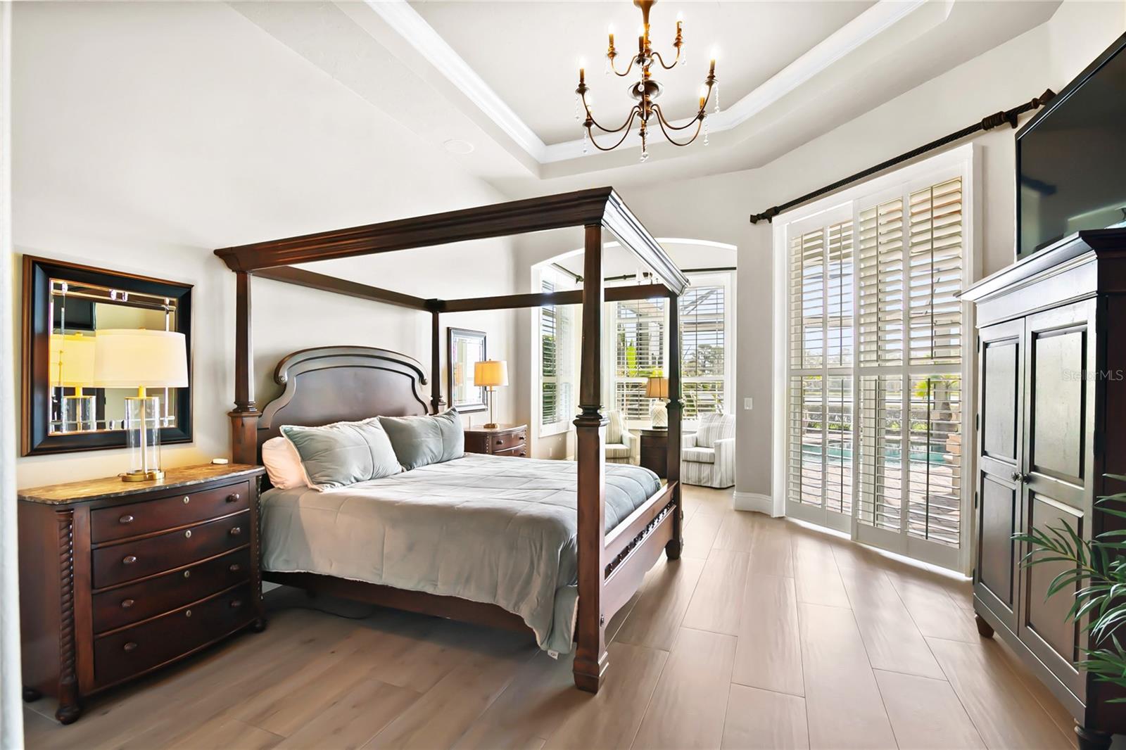 FOUNDERS CLUB - Residential