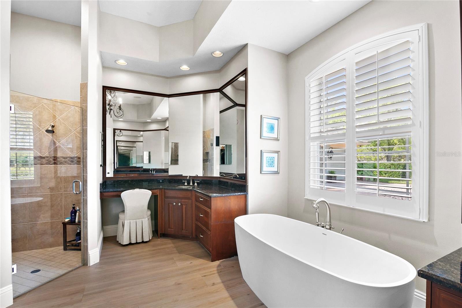 FOUNDERS CLUB - Residential