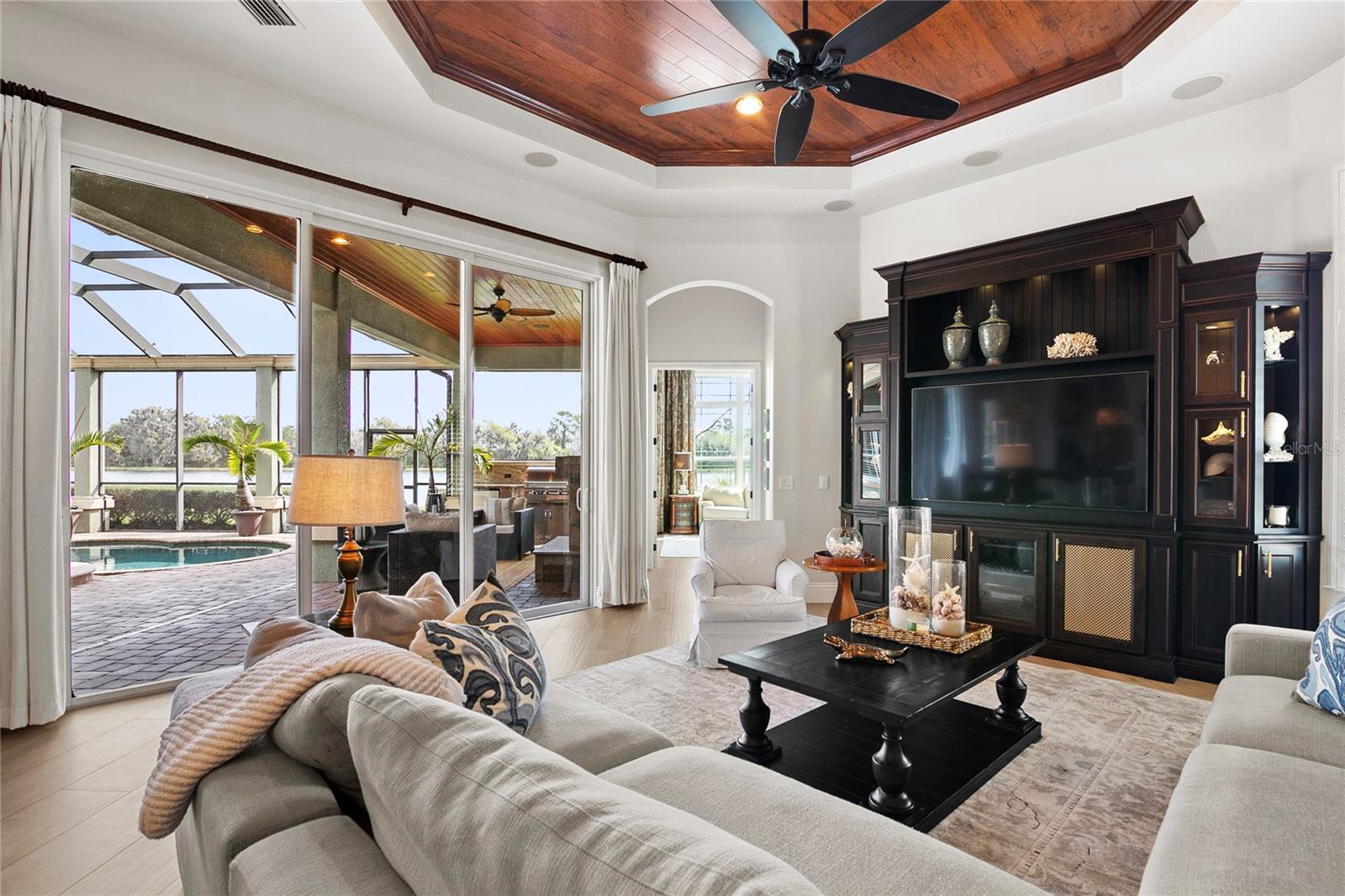 FOUNDERS CLUB - Residential