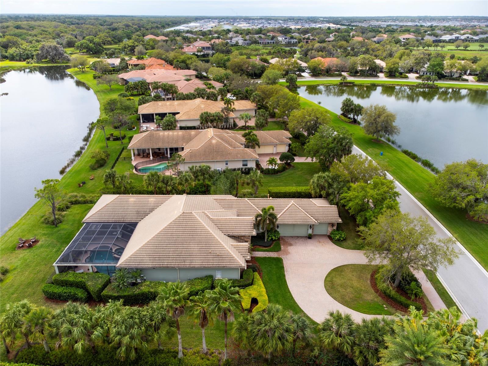 FOUNDERS CLUB - Residential