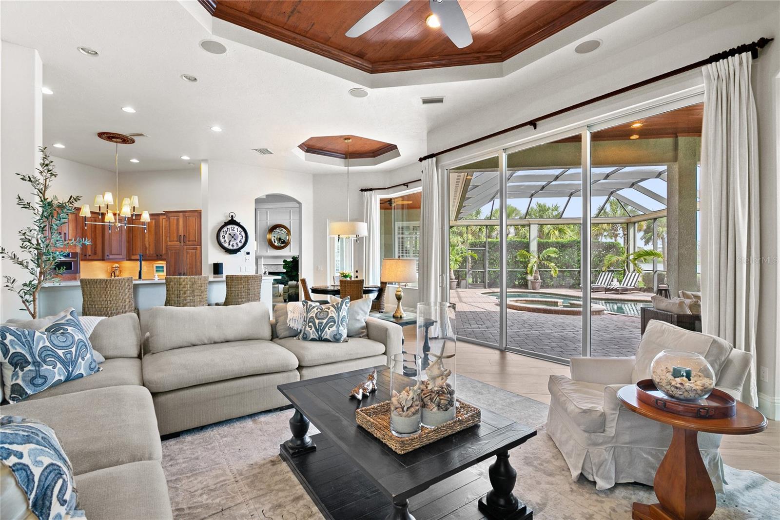 FOUNDERS CLUB - Residential