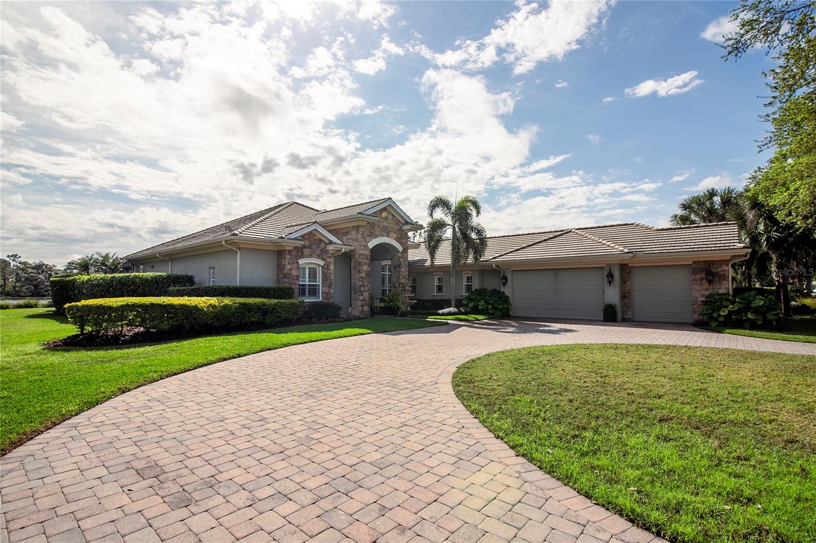 FOUNDERS CLUB - Residential