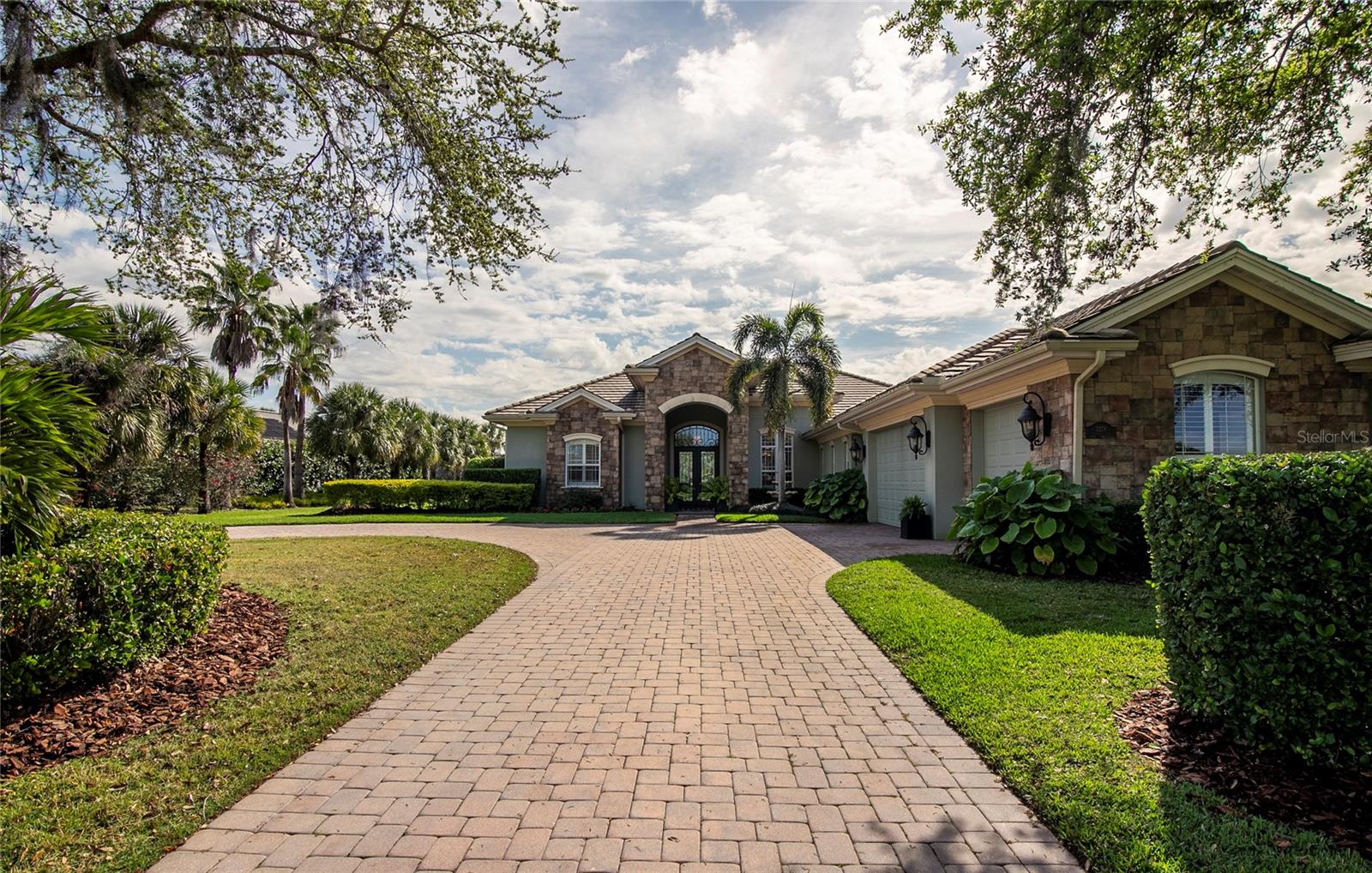 FOUNDERS CLUB - Residential