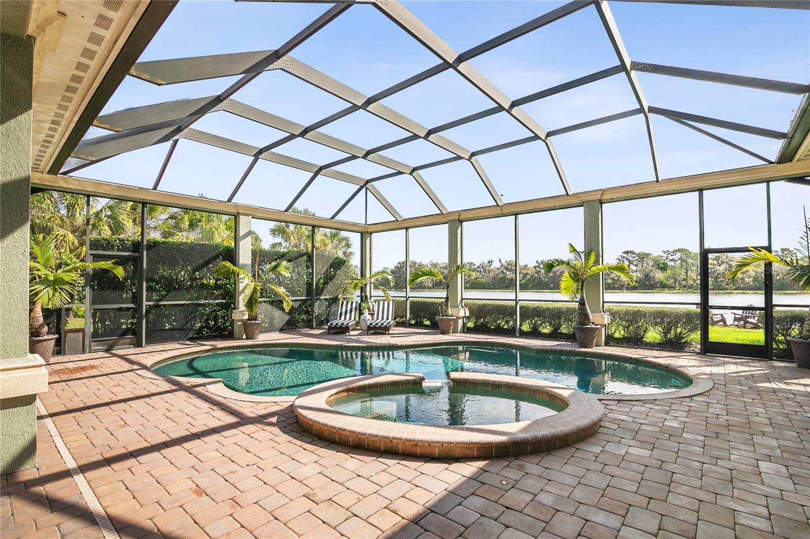 FOUNDERS CLUB - Residential