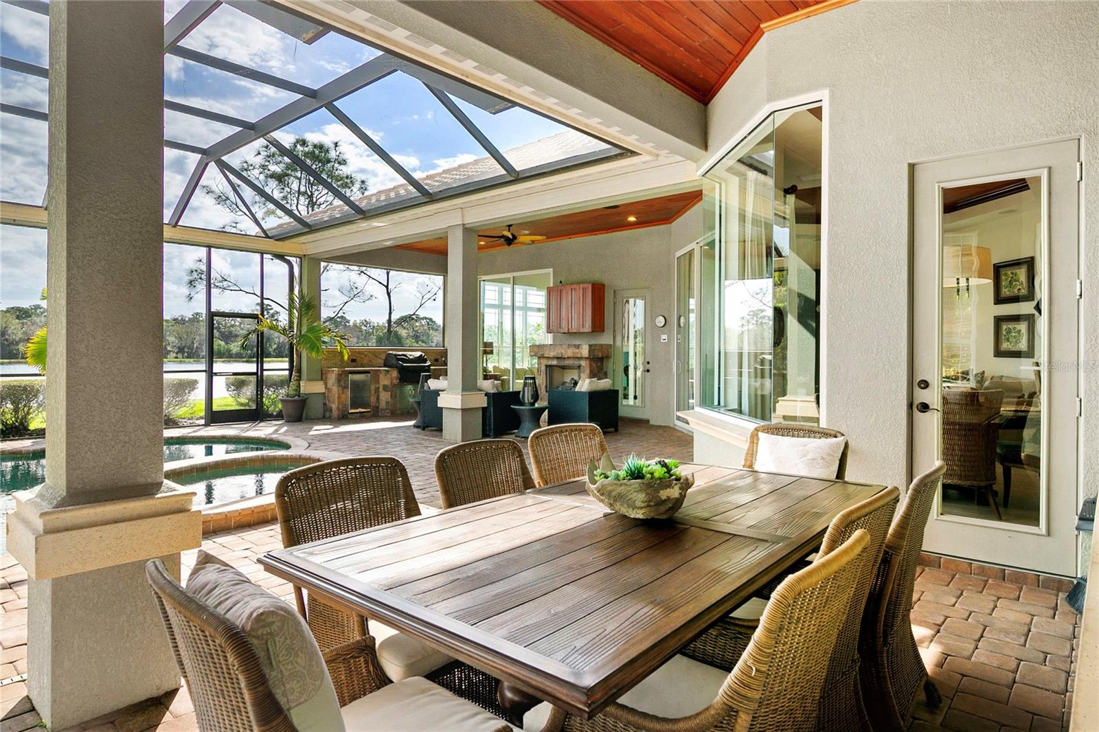 FOUNDERS CLUB - Residential