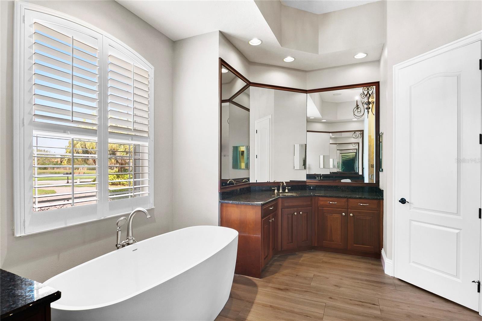 FOUNDERS CLUB - Residential