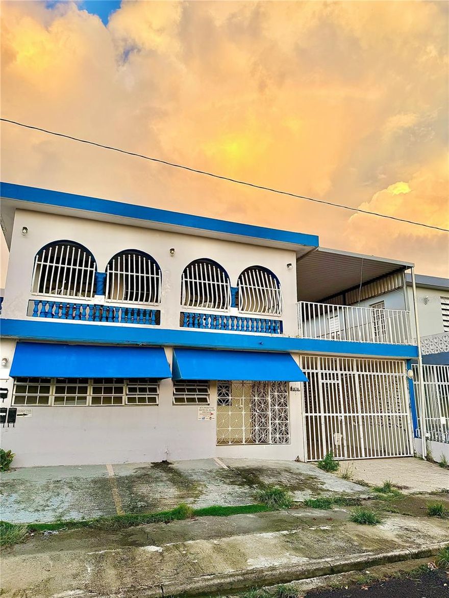 Spacious home for rent in the Country Club sector of Carolina, featuring an extended carport and parking for up to three vehicles. This property offers four bedrooms—two with walk-in closets and one with a wall closet—plus two full bathrooms, a comfortable living area, and a kitchen-dining space. The location is highly accessible, just minutes from Costco Carolina, Plaza Escorial, PR-26 (Baldorioty Expressway), and Ramal 8, providing quick access to San Juan, Carolina, and the airport. The neighborhood is surrounded by restaurants, supermarkets, pharmacies, and various shops. Utilities are not included.