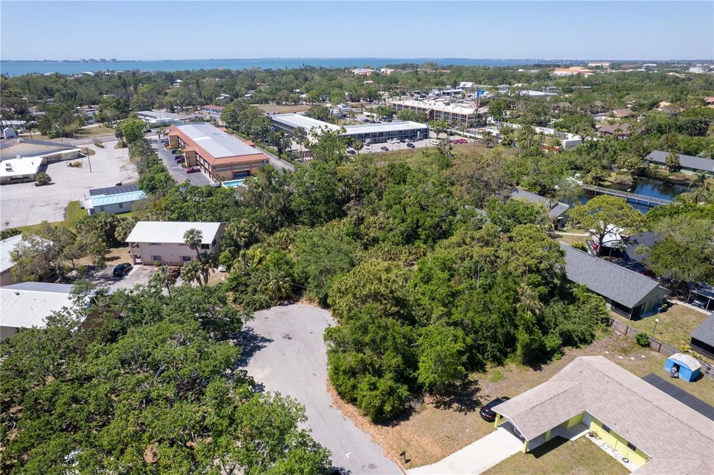 Photo of 905 Royal Palm Drive, Sarasota, FL 34234 (MLS # A4646446)