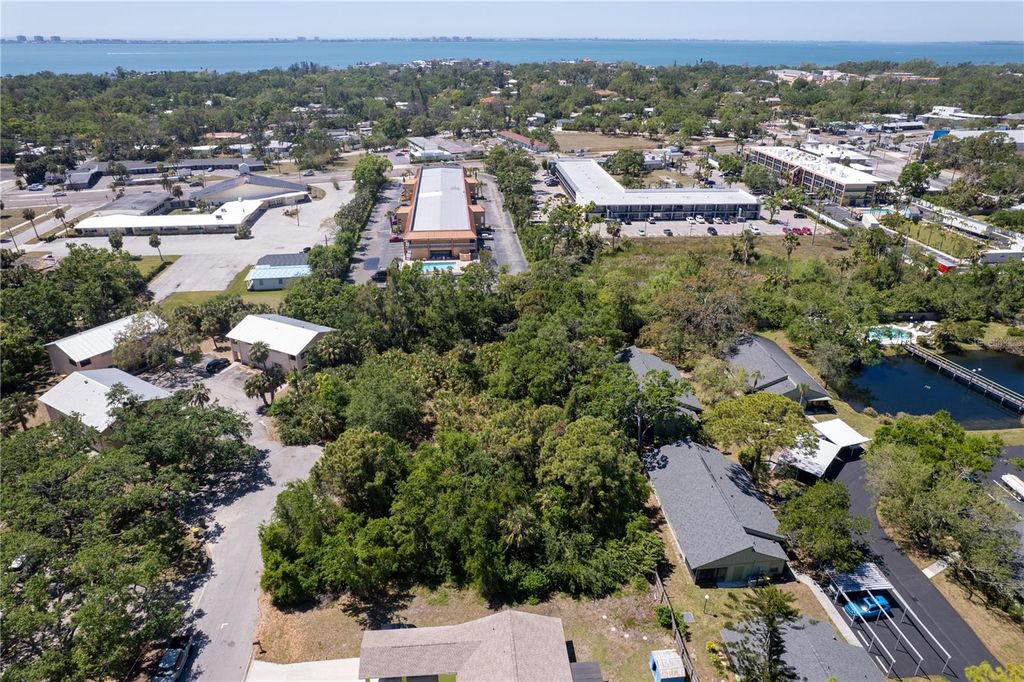 Photo of 905 Royal Palm Drive, Sarasota, FL 34234 (MLS # A4646446)