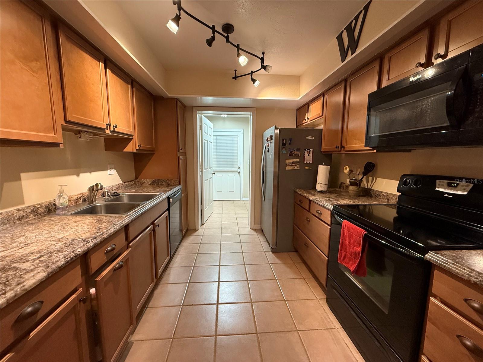 PARK LAKE GROVE CONDO PH D - Residential