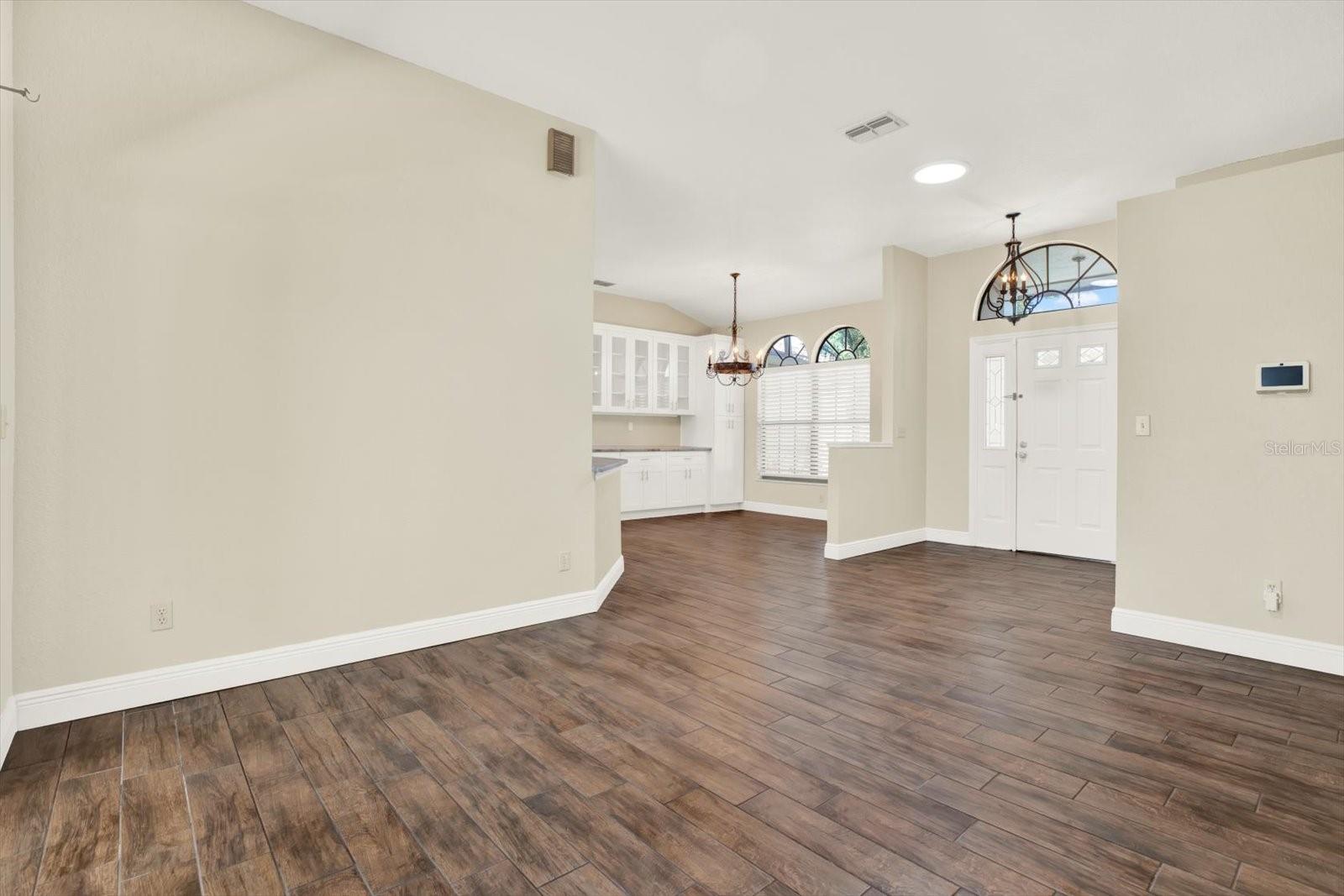 WHISPERING LAKES - Residential