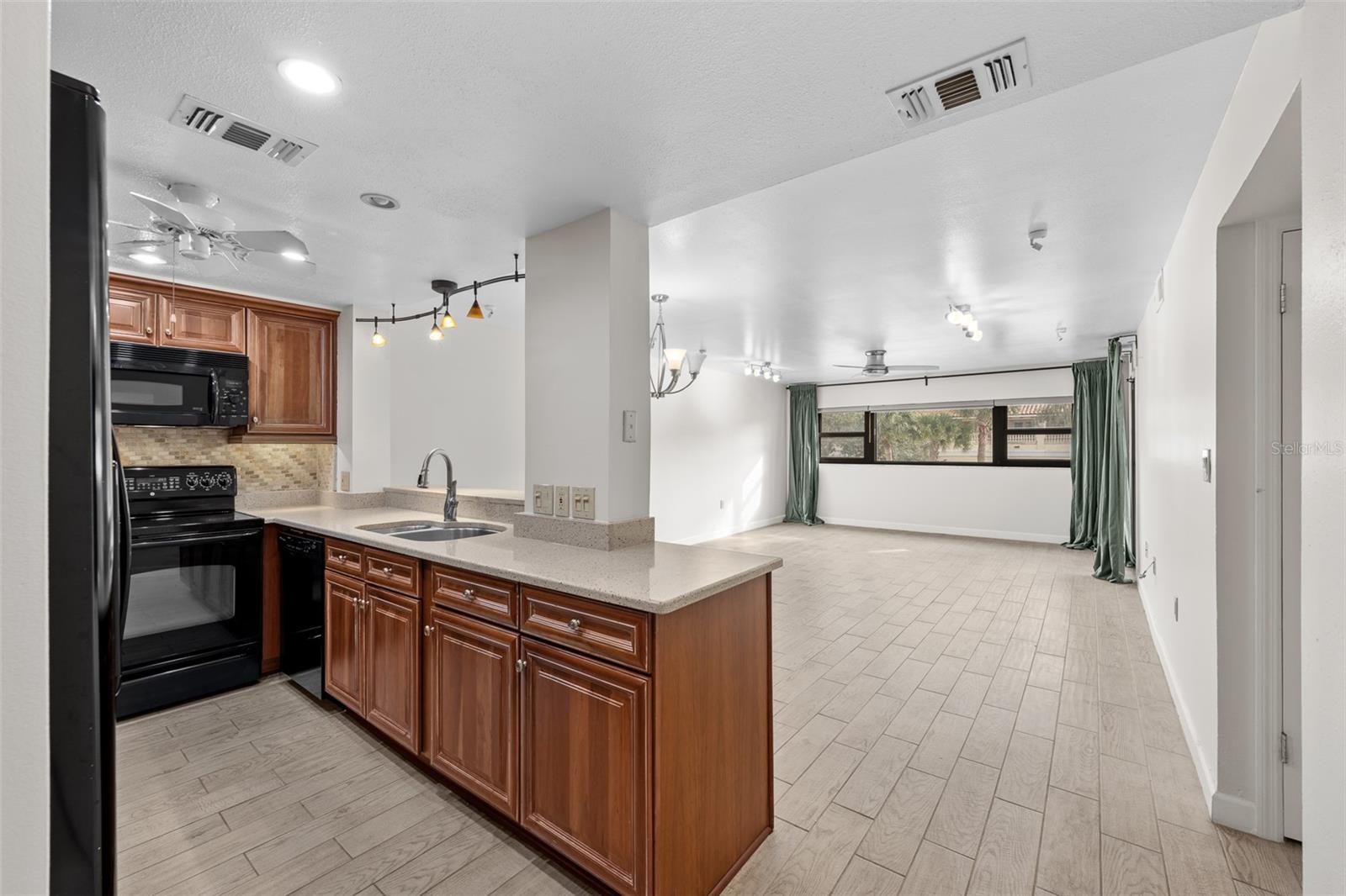 THE PINNACLE APTS A CONDO - Residential Lease