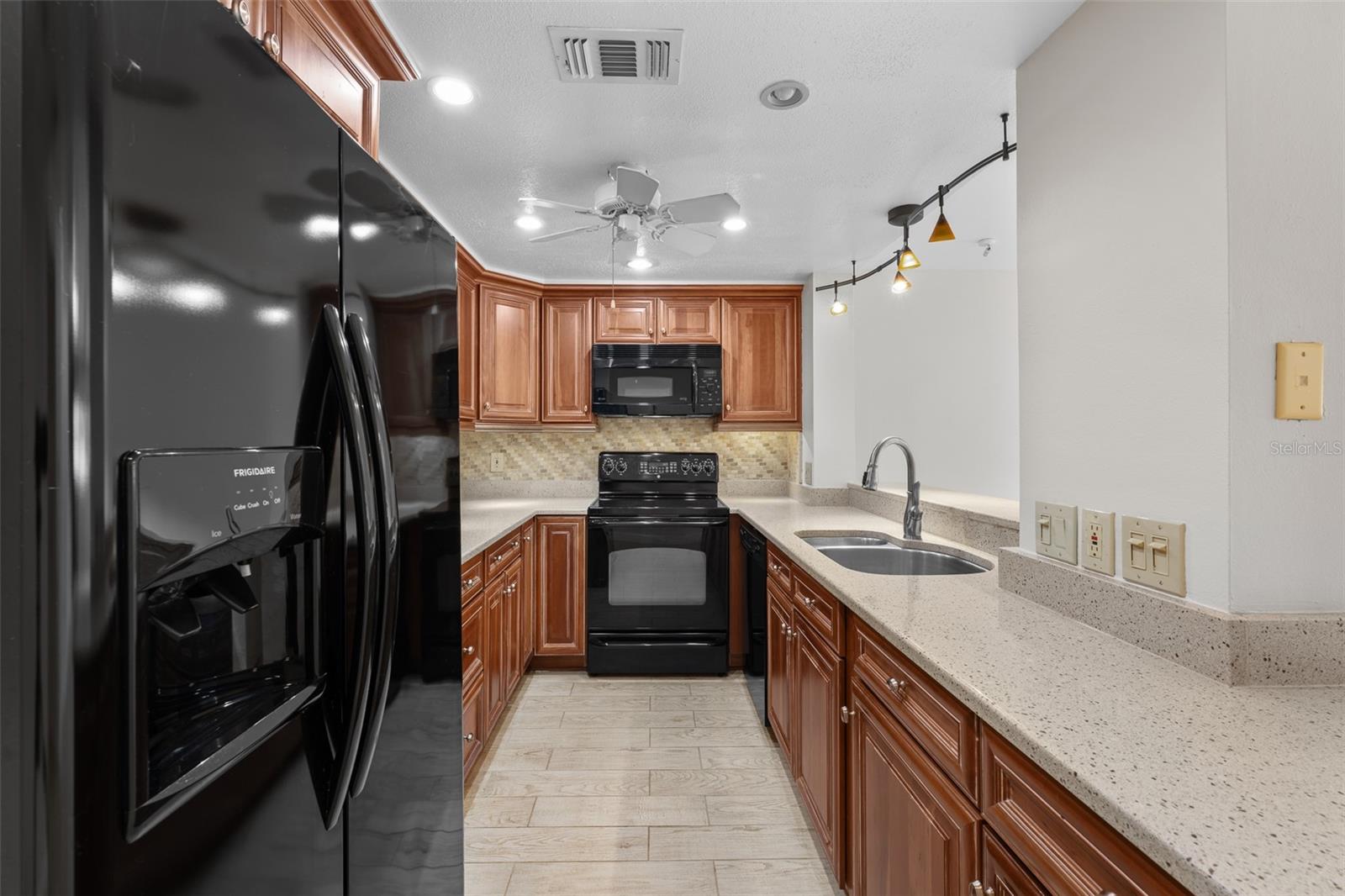 THE PINNACLE APTS A CONDO - Residential Lease