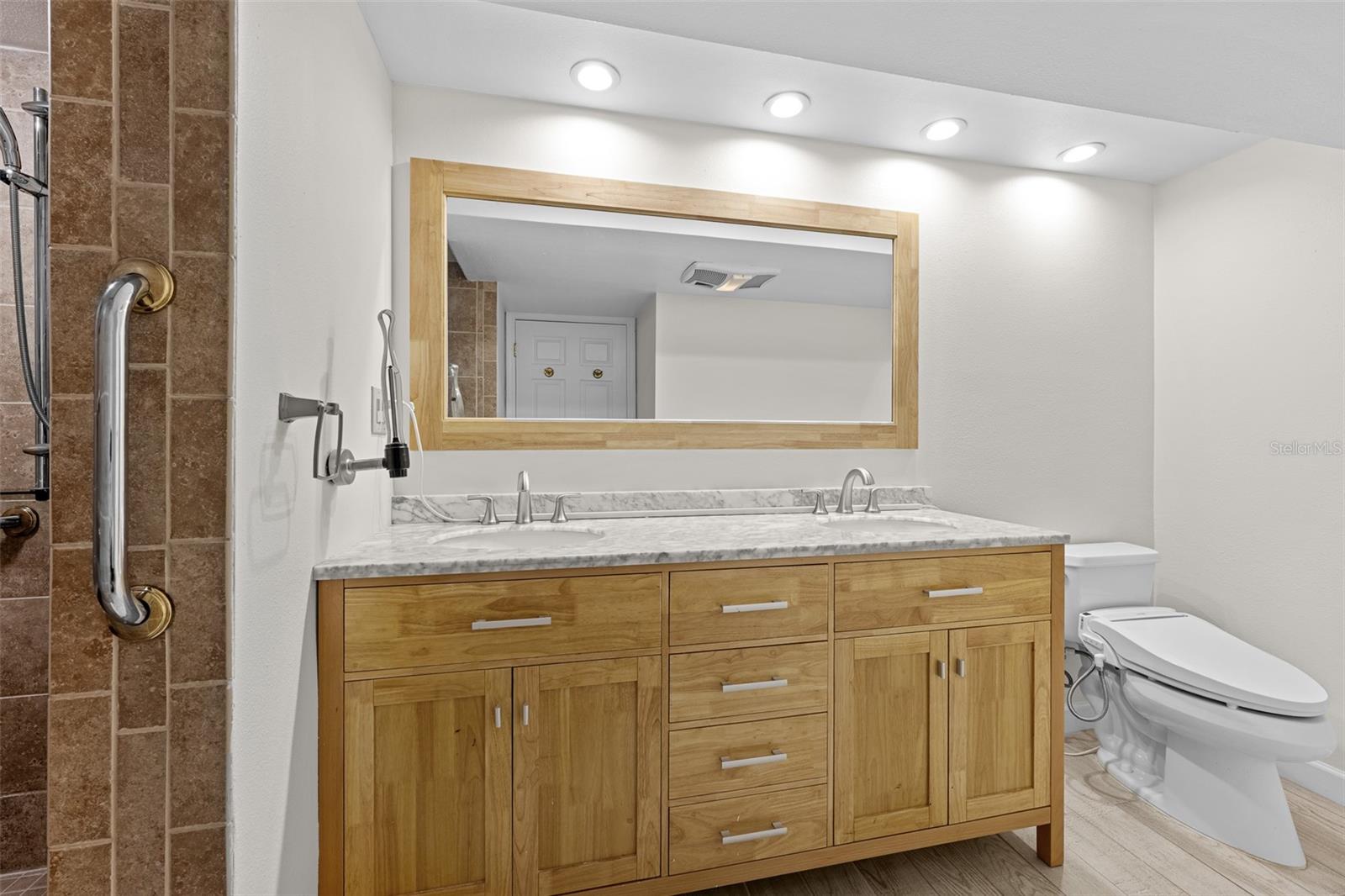 THE PINNACLE APTS A CONDO - Residential Lease