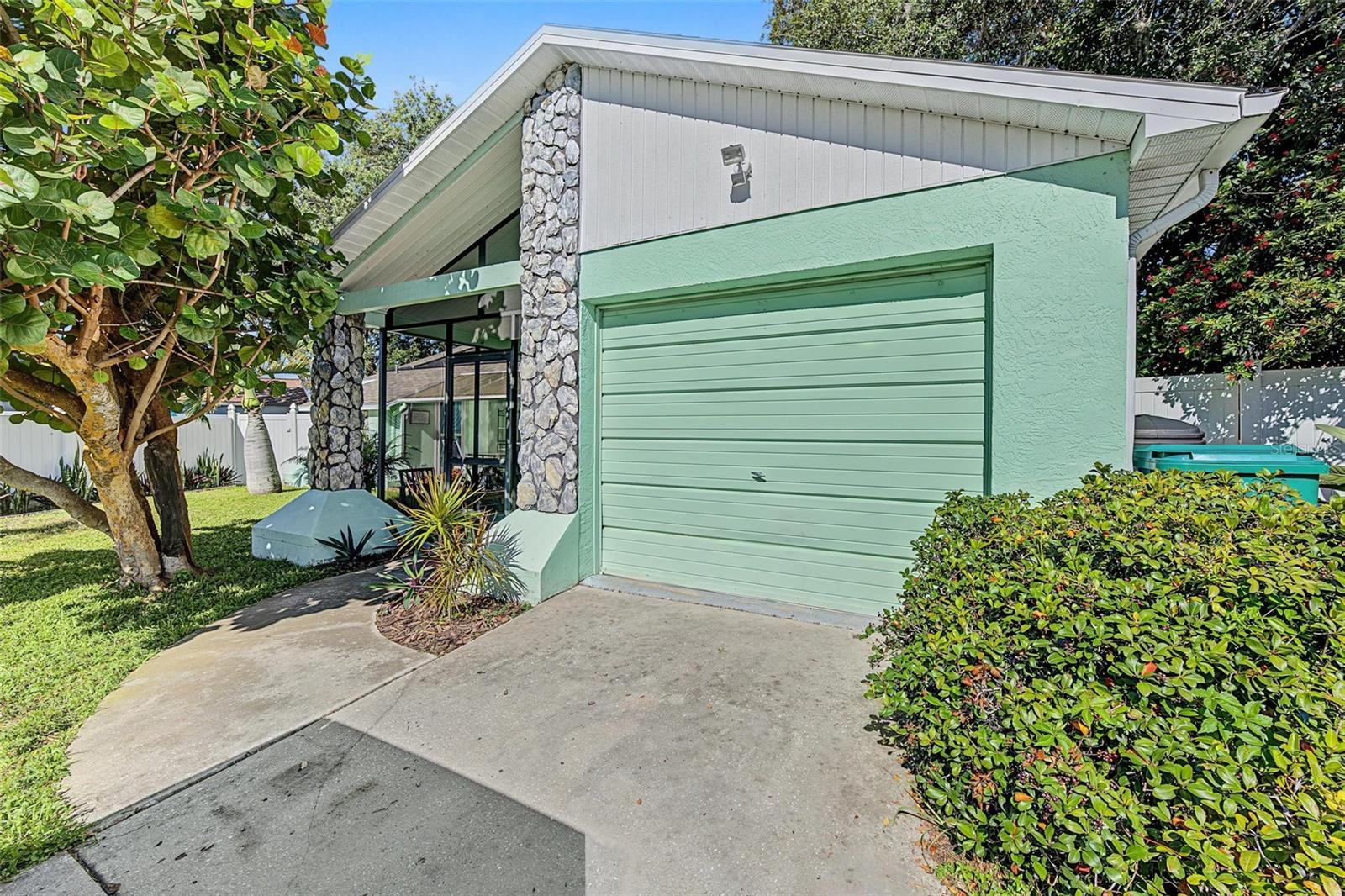2437 FIELDCREST COURT
