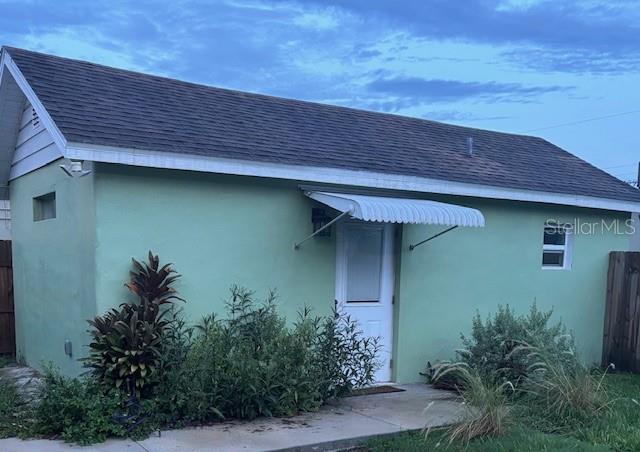 Efficiency for rent in charming Seminole Heights. Perfect for you (and their pet). Bright and cheerful! West side of Fla. Ave., very close to Trips diner and walking distance to ten other great restaurants, coffeehouses and craft breweries. Stroll three blocks to the Hillsborough River and Epps Park. Only a 10 minute drive to downtown and 15 minutes to USF and all area hospitals. Recently remodeled kitchen and bath with all new appliances. Stackable Washer/Dryer comes with the unit. hookup in laundry room. Fenced-in grassy yard, shrubs and a concrete patio for your picnic table and lounge chairs. Off-street parking. Available 8-1-25