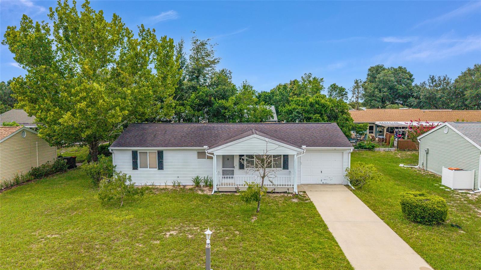 Welcome to 8665 SW 109th St, located in the desirable Oak Run community of Ocala. Enjoy this well
maintained 2 Bedroom and 2 bath home with a spacious and bright living area, a cozy porch, and eat-in
kitchen. Benefit from the comfortable and easy lifestyle in a peaceful, friendly 55+ neighborhood with lots of
activities for everyone. Oak Run offers unbeatable lifestyle with 3 club houses, 5 pools, 5 hot tubs, 2 fitness
centers, restaurant, golf course, and over 110 clubs to join. Also, you can stay active with pickleball ( 2 courts),
tennis (4 courts), shuffleboard, bocce ball, horseshoes, and more. HOA includes basic cable, trash pick up, 24
hour security, and access to all community amenities.