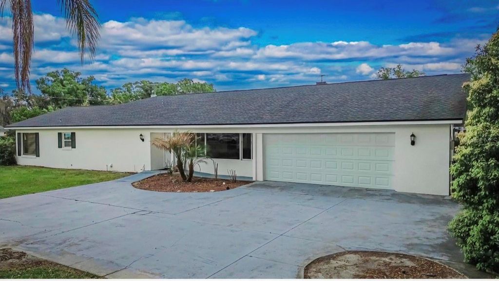 Photo of 723 W Pinedale Drive, Plant City, FL 33563 (MLS # TB8491185)