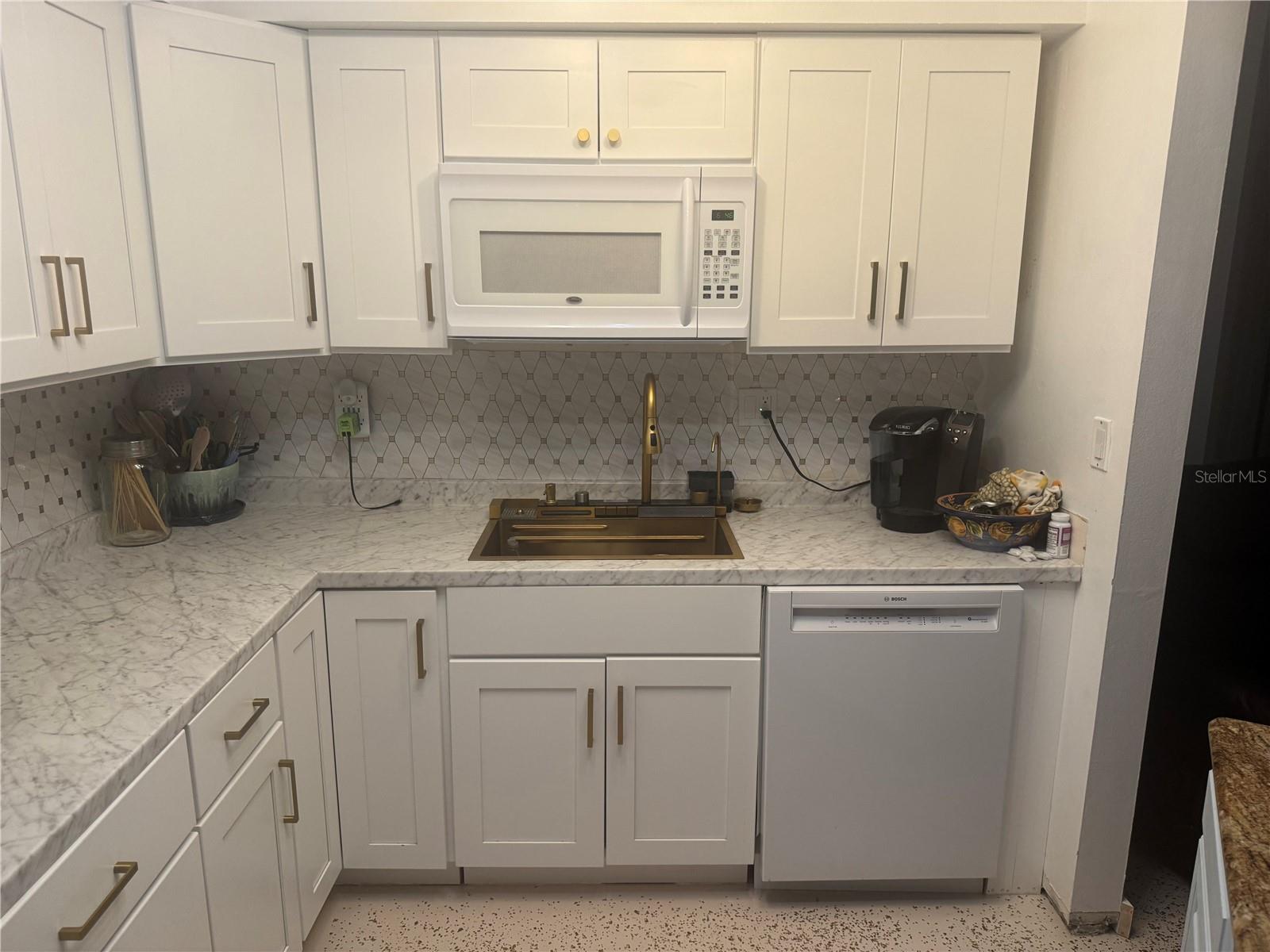 TROPICAL COURTS - Residential