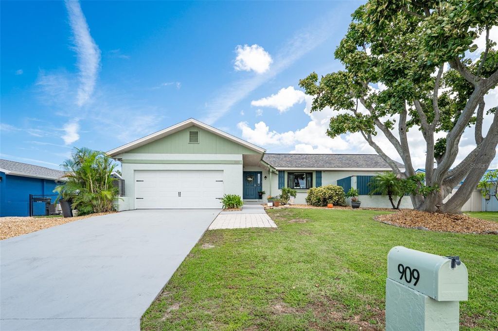 Photo of 909 Silver Palm Way, Apollo Beach, FL 33572 (MLS # TB8402380)