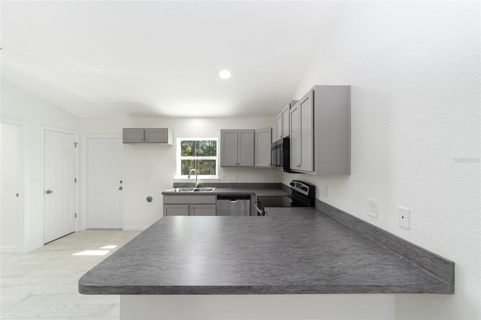 RAINBOW LAKES ESTATE - Residential