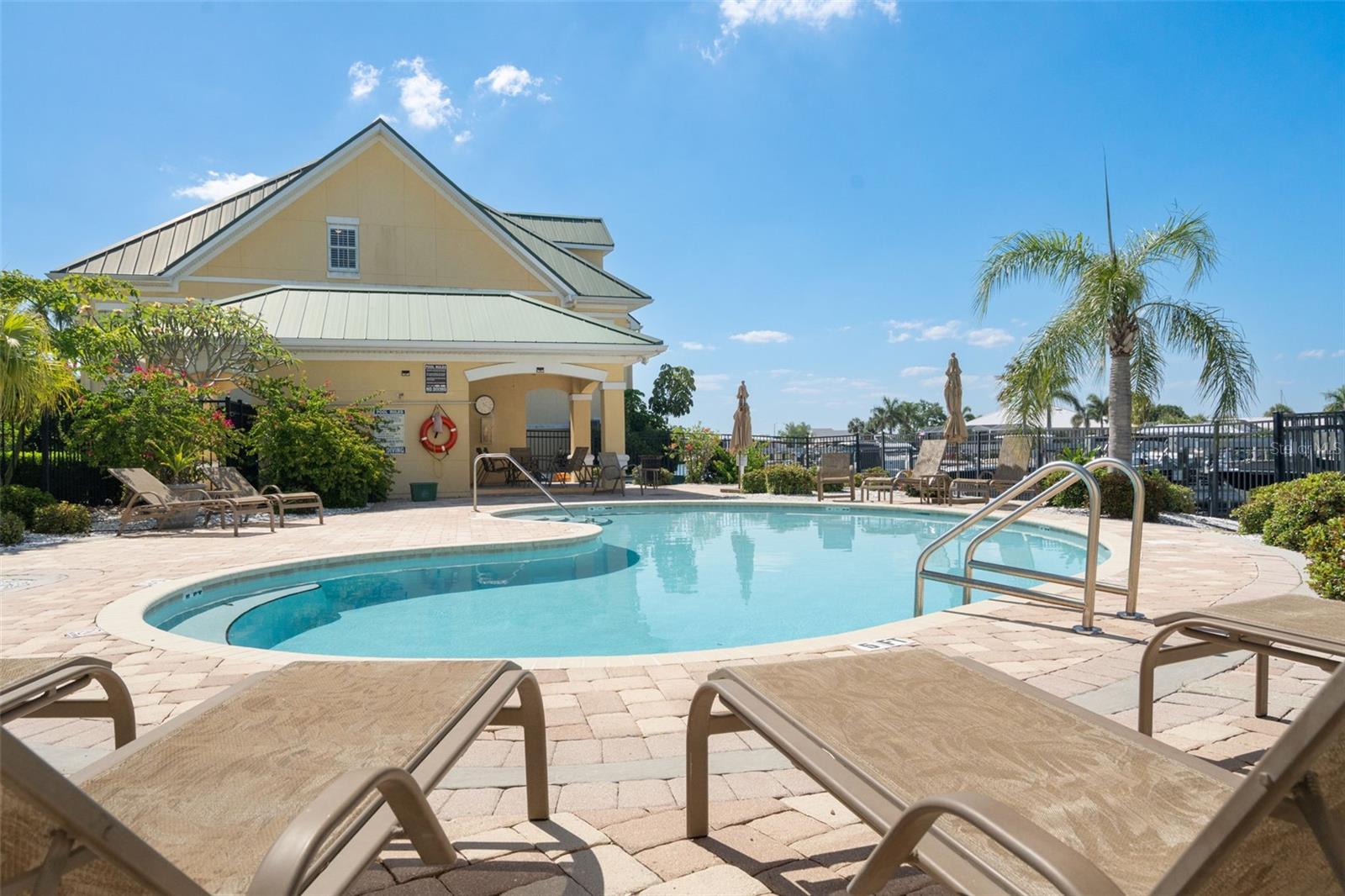 SUNSET BAY TWNHMS - Residential