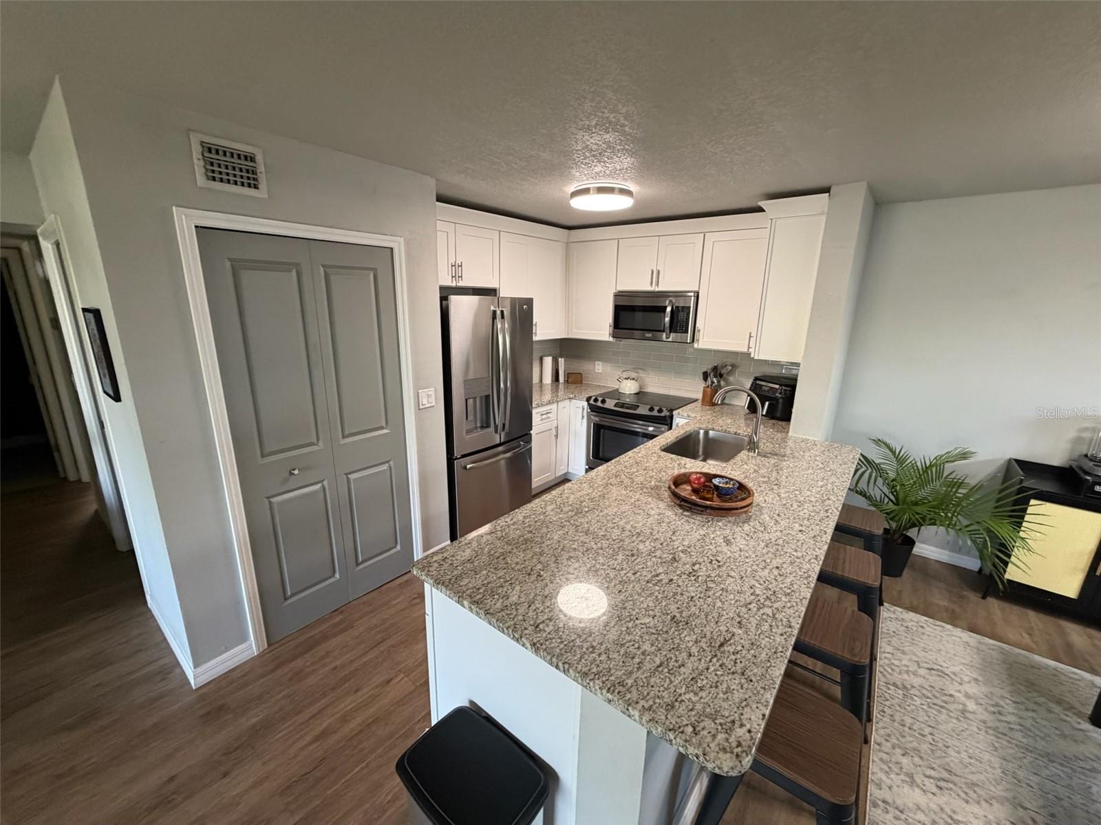 KILLARNEY BAY CONDO - Residential Lease