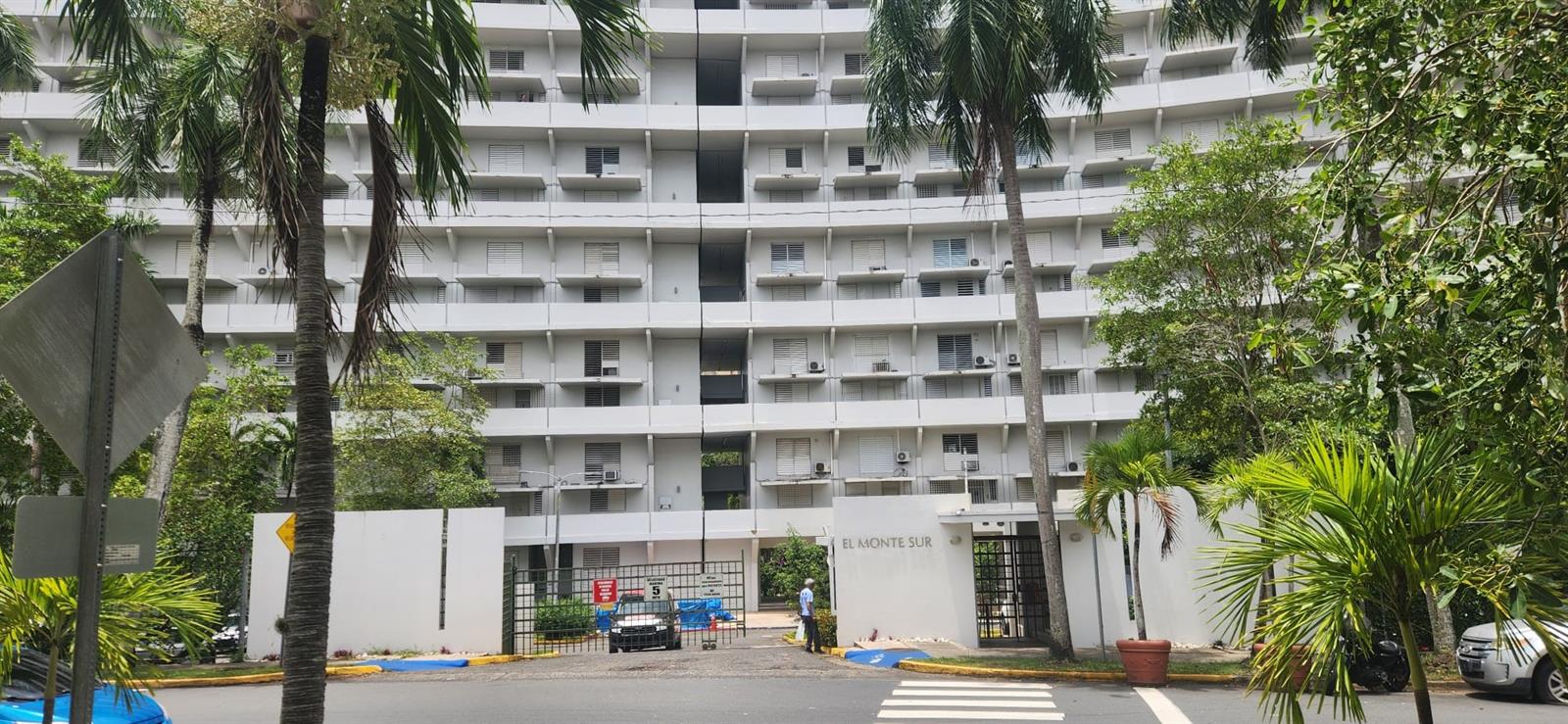 Comfortable gardens-style apartment in a 7 story building, features 1 bedroom and 1 bathroom. Excellent location with direct access to Ave Pinero, across from the San Juan Courthouse and on Munoz Rivera Avenue. Close to UPR.