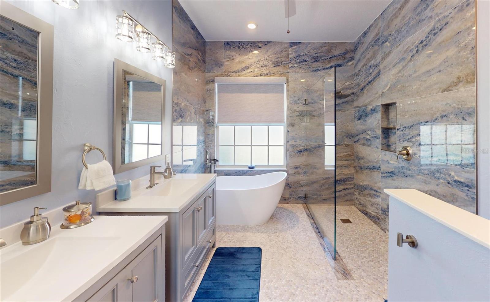 MCINTOSH LAKE - Residential