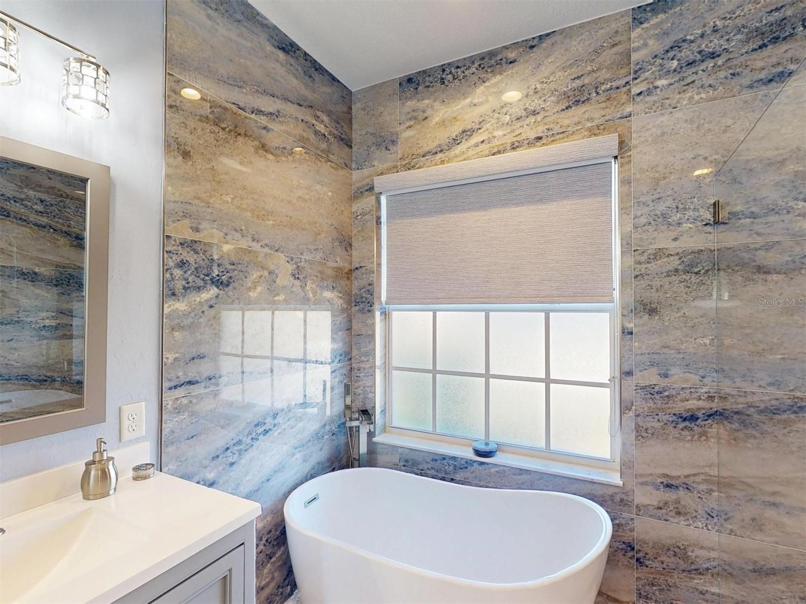 MCINTOSH LAKE - Residential