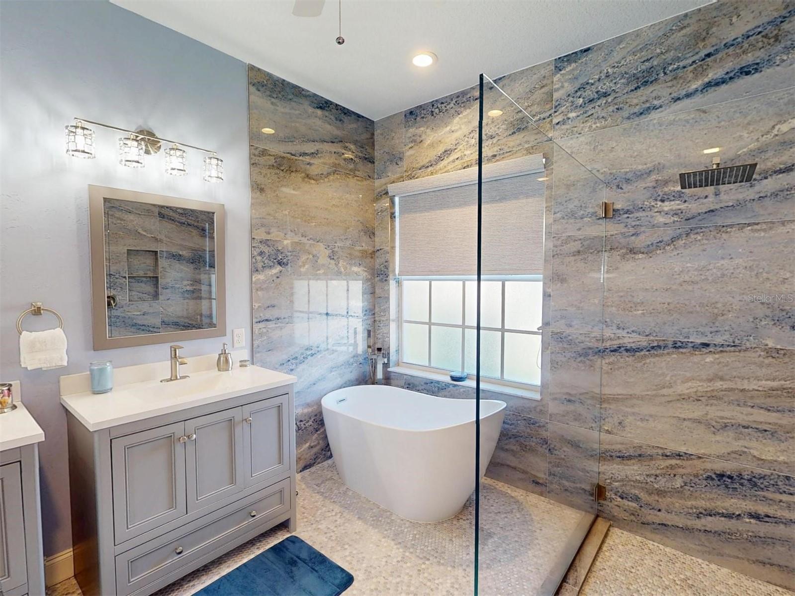 MCINTOSH LAKE - Residential