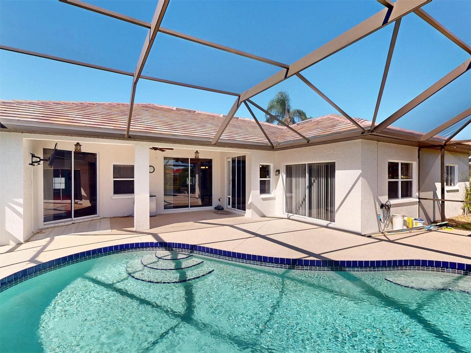 MCINTOSH LAKE - Residential