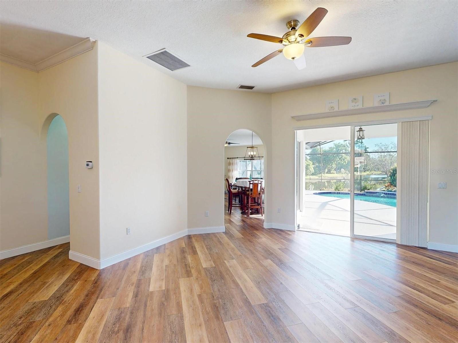 MCINTOSH LAKE - Residential